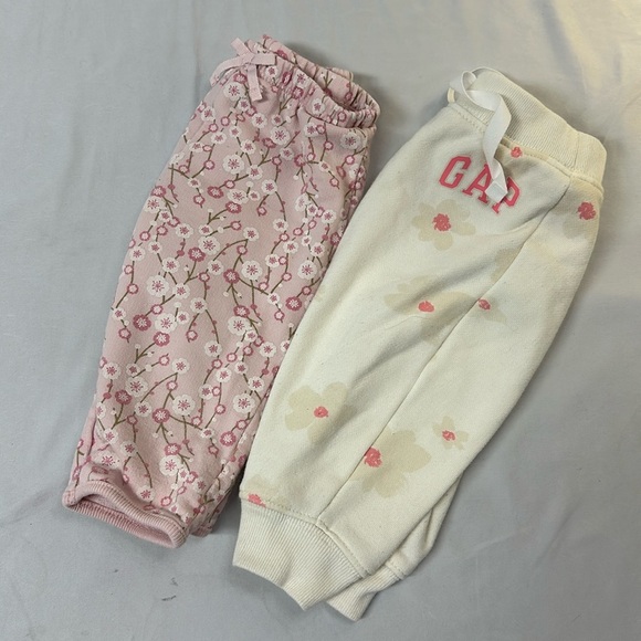 GAP - pair of baby joggers/sweatpants. Size 3-6 months - Picture 1 of 6